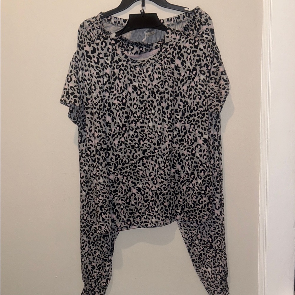 Chic Leopard Print Women's Pajama Set